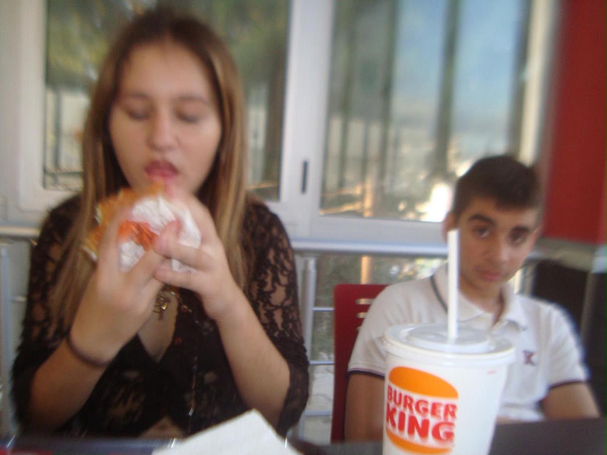 Buse yemek yerken